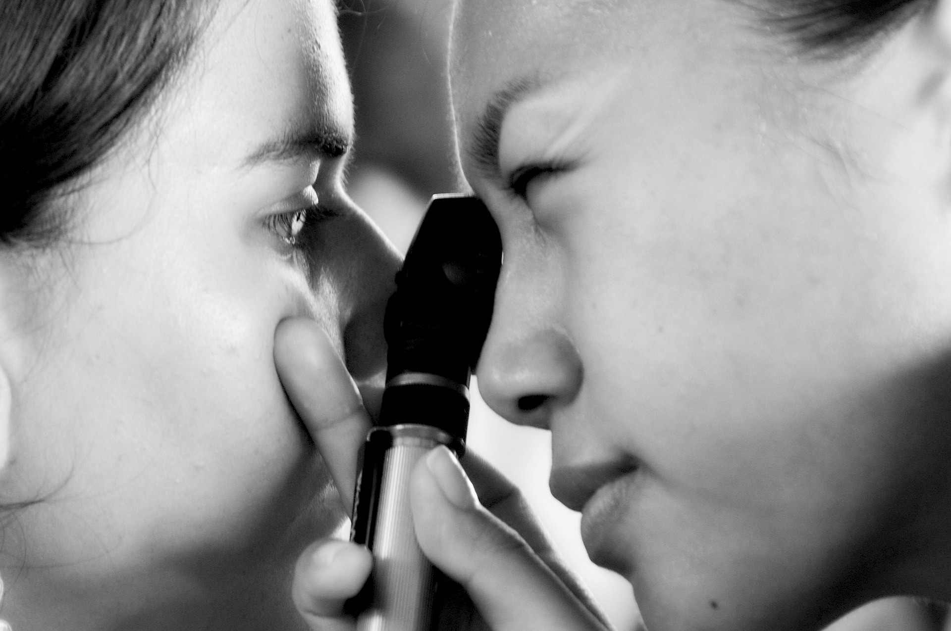 Ispupčene oči? Upoznajte vezu između Gravesove bolesti i hipertireoze!