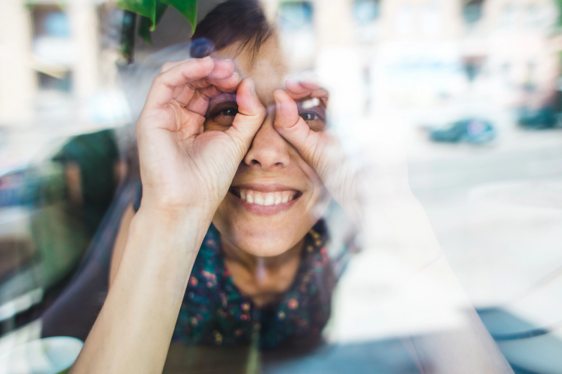 Mladic pokusava rukama nadomjestiti naocale