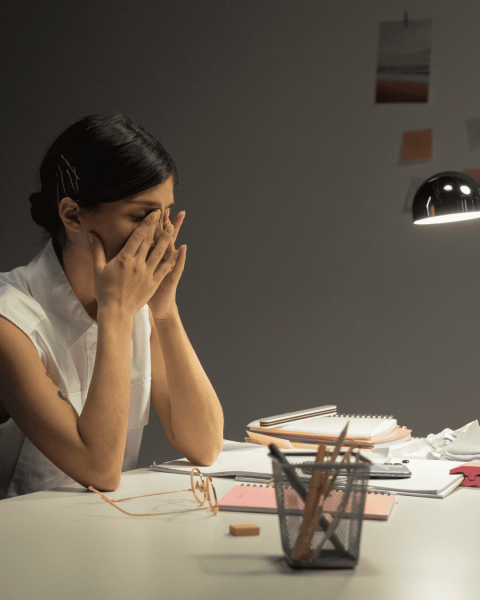 Oci peku navecer rad pred ekranima