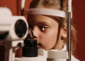Zašto sve više djece nosi naočale? Glavni razlozi i savjeti za roditelje