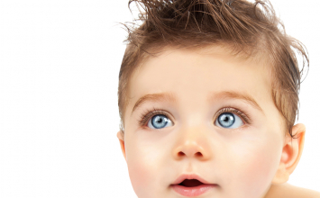 Kapi za oči za bebe i djecu: kako prepoznati problem i zašto su sprej formule sve češći izbor roditelja