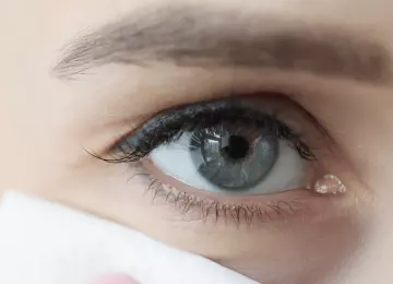 Natečeni kapci ujutro: zašto se budimo s otečenim očima i kako to spriječiti